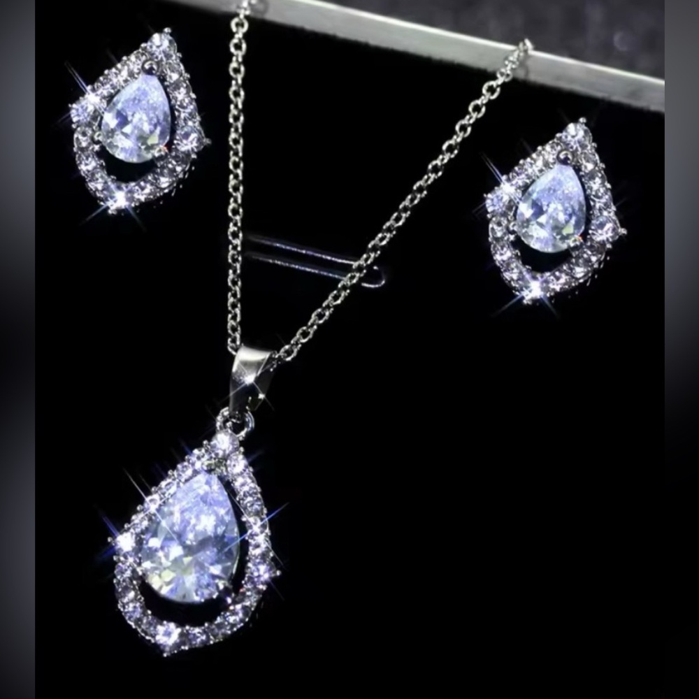 Beautiful earring and necklace set